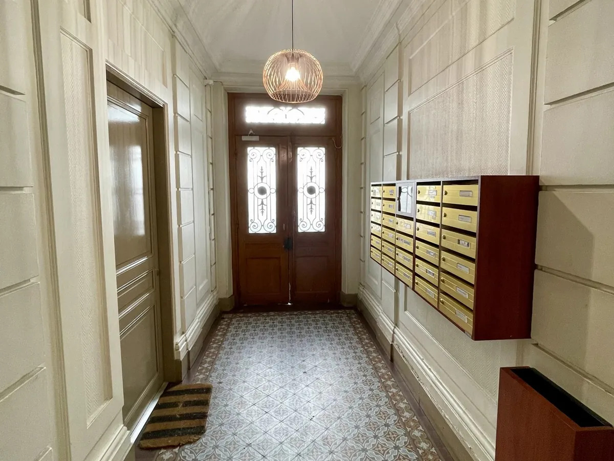 Hall d'entrée de l'immeuble, sol en carreaux de ciment
